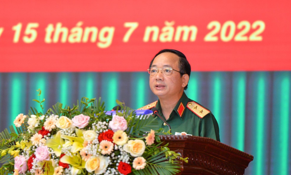 Trung tướng Trịnh Văn Quyết - Ủy viên Trung ương Đảng, Phó Chủ nhiệm Tổng cục Chính trị phát biểu tại buổi gặp mặt.