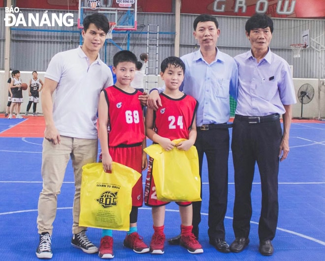 TS. Nguyễn Trường Minh (bên trái) cùng các học viên nhí tại Trung tâm thể thao BDC. Ảnh: H.T.V