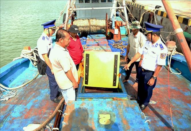 Cảnh sát biển kiểm tra tàu TG 93798 TS. Ảnh: TTXVN phát