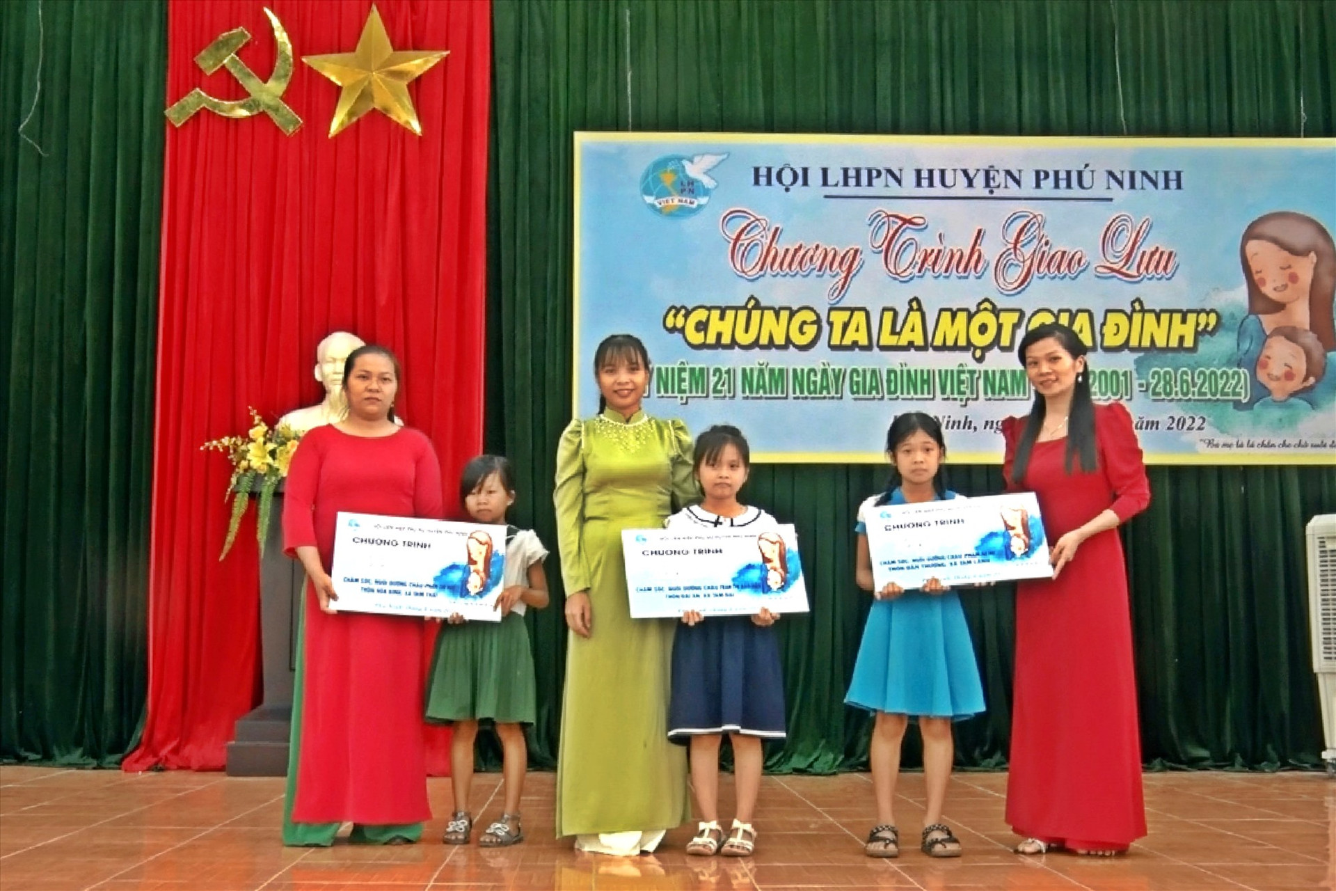 Đến nay, 30 cháu là trẻ mồ côi trên địa bàn huyện Phú Ninh đã được nhận đỡ đầu. Ảnh: Đ.T