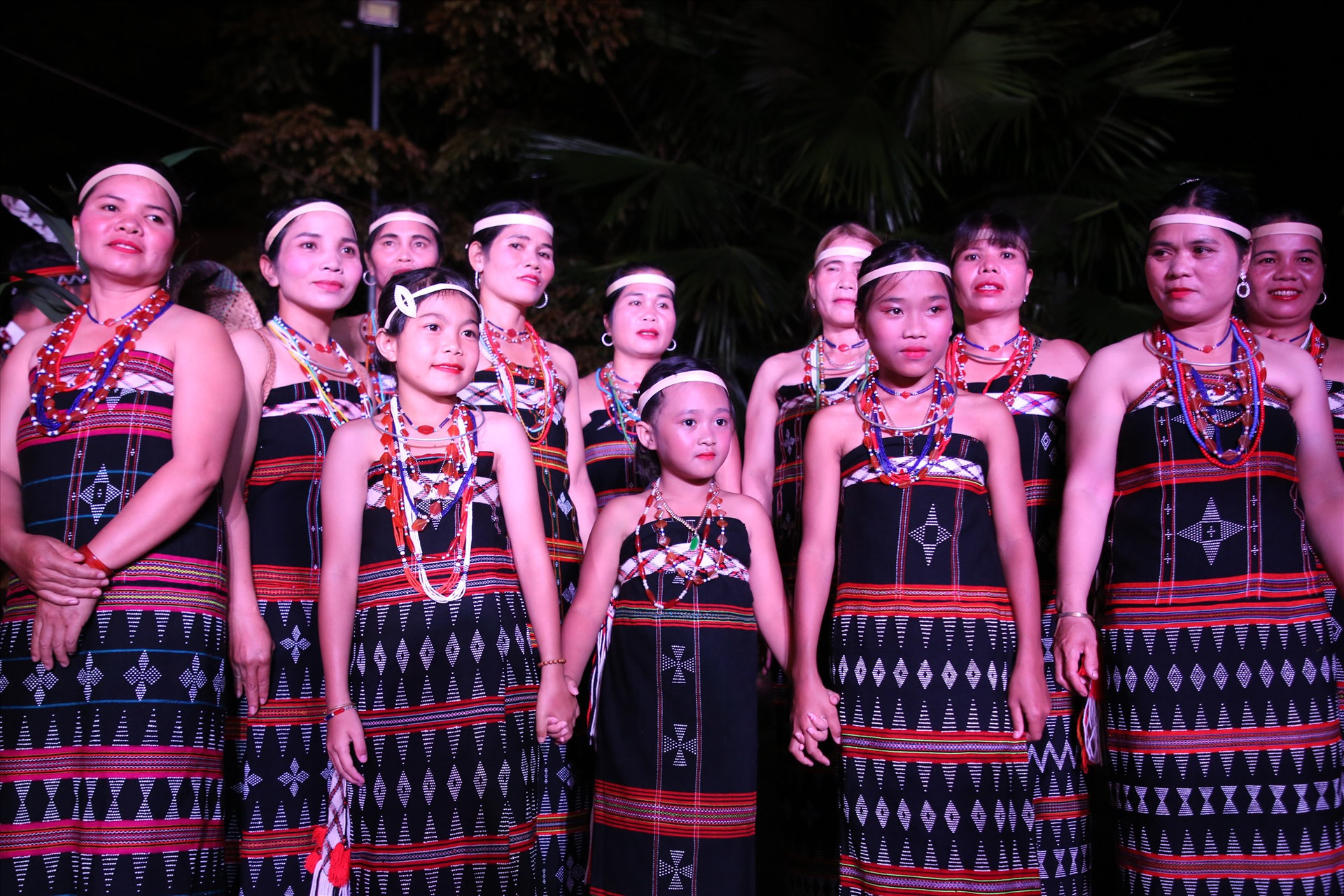 Các cô gái Cơ Tu lung linh trong sắc phục truyền thống, cùng tham gia hội kết nghĩa lần đầu tiên được tổ chức. Ảnh: A.N