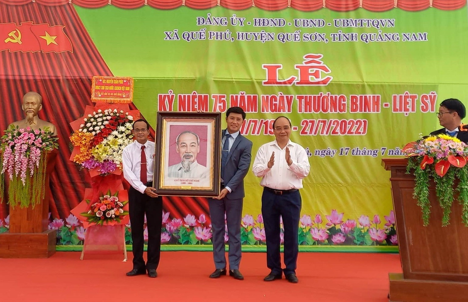 Chủ tịch nước Nguyễn Xuân Phúc tặng bức chân dung Chủ tịch Hồ Chí Minh cho lãnh đạo xã Quế Phú. ảnh DT