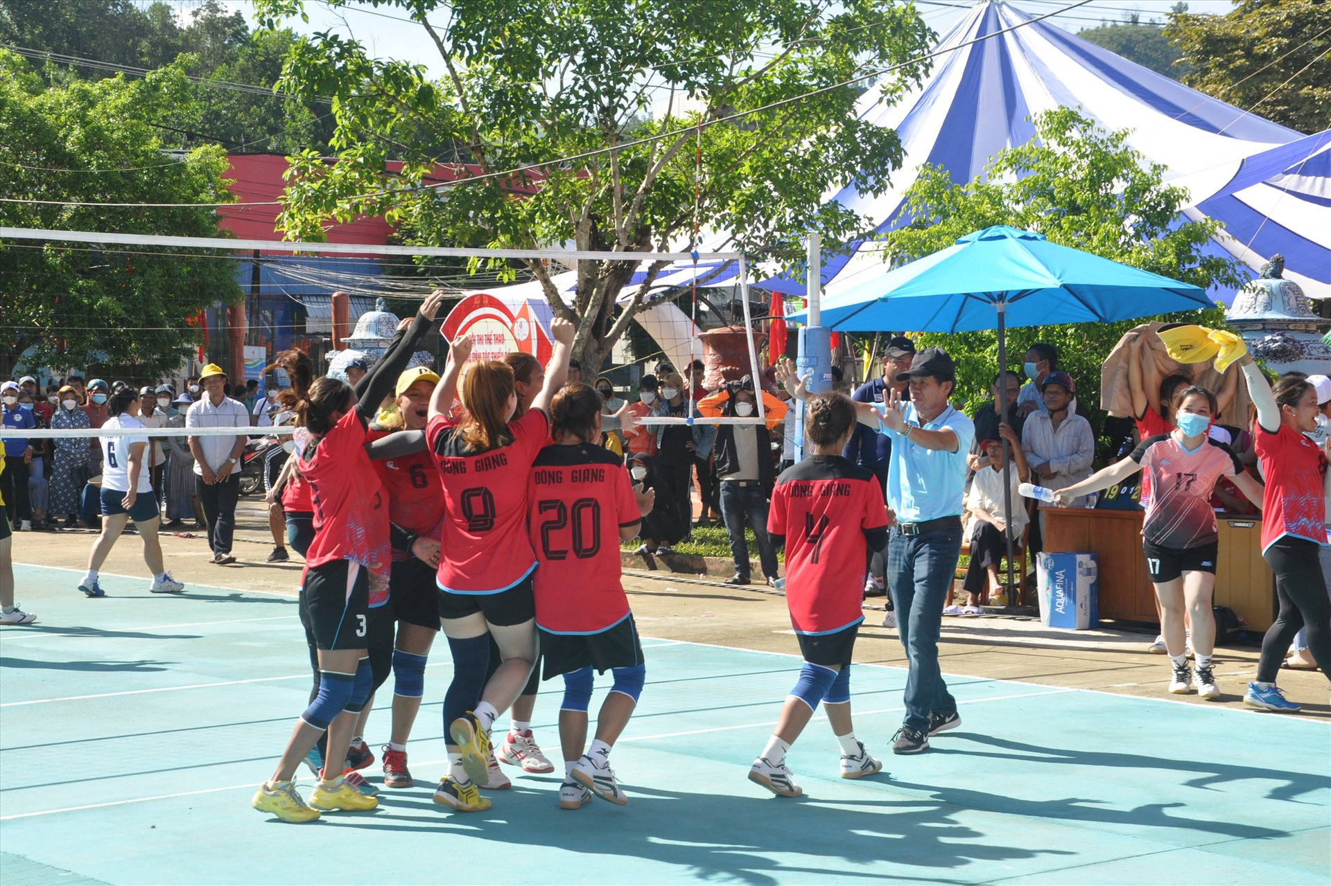 Đội bóng chuyền nữ Đông Giang co được giải ba sau khu vượt qua Phước Sơn. Ảnh: T.V