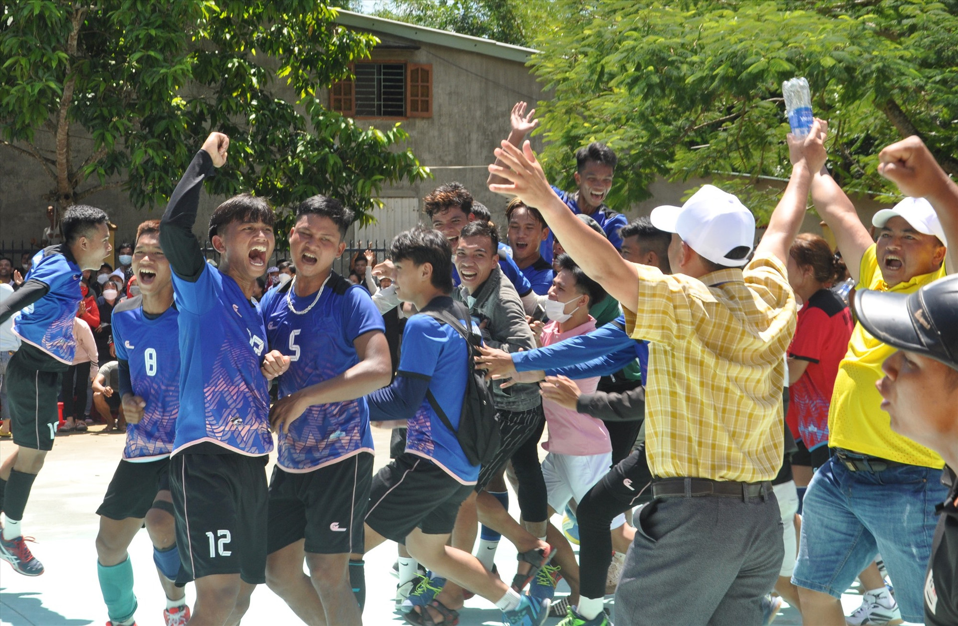 Niềm vui của các vận động viên Đông Giang sau khi vượt qua Tây Giang trong trận chung kết nghẹt thở. Ảnh: T.V