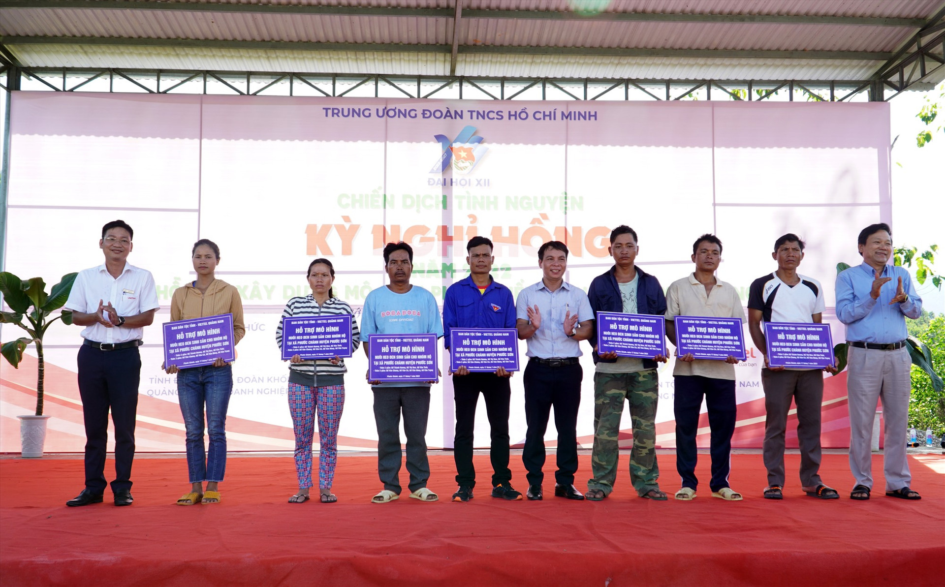 Ban Dân tộc tỉnh và Viettel Quảng Nam trao tặng mô hình heo đen bản địa thoát nghèo cho người dân Phước Chánh. Ảnh: H.Q