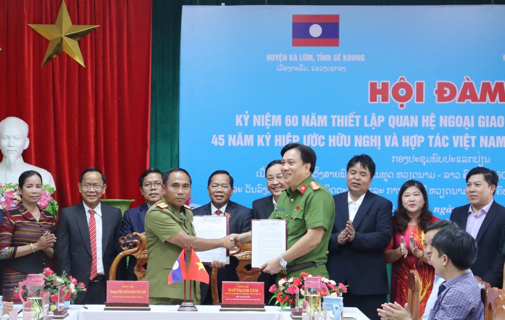 Công an hai huyện Tây Giang-Kà Lừm ký kết Biên bản Hội nghị hợp tác thường niên năm 2022. Ảnh H.Thúy