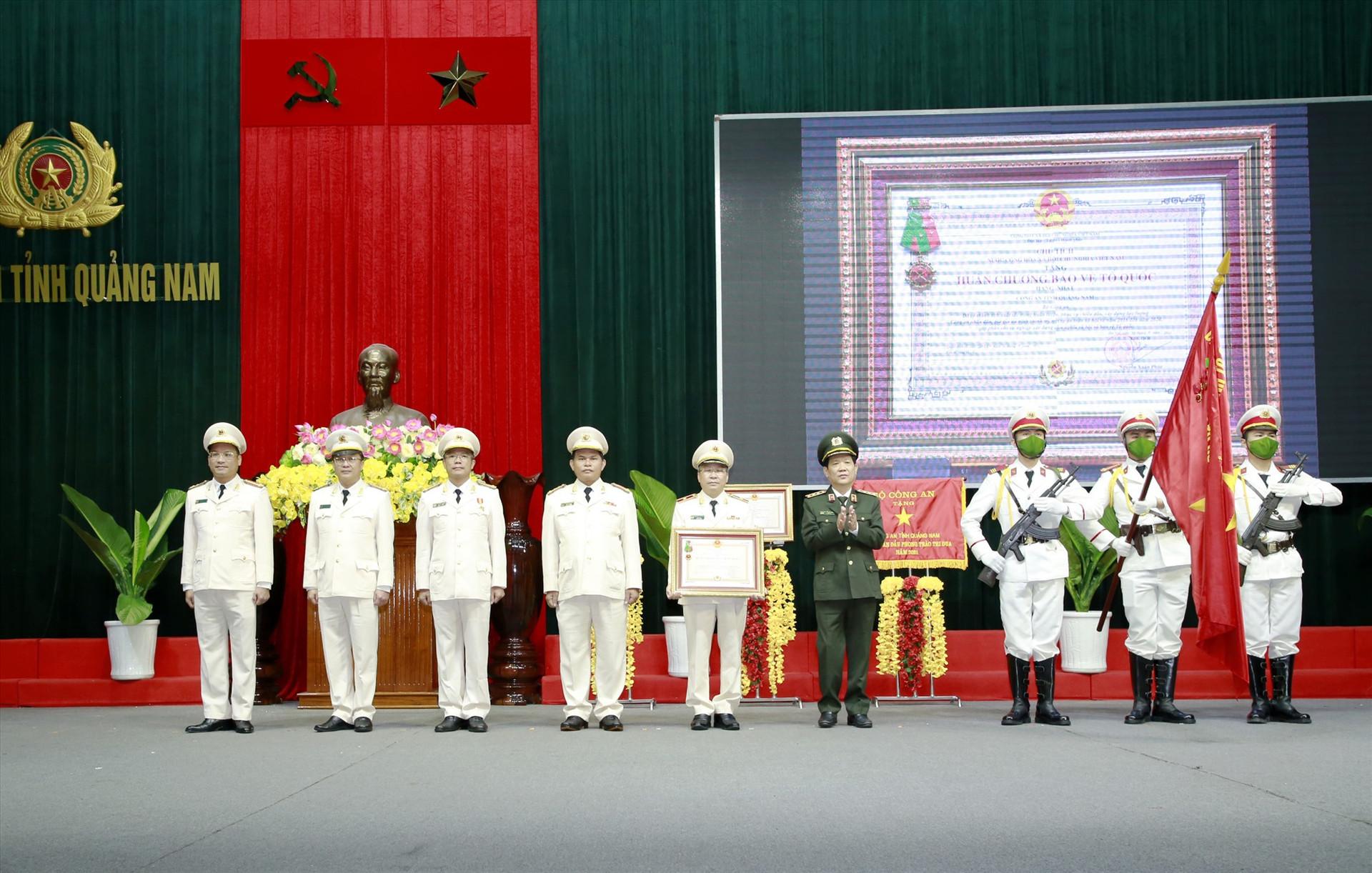 Thượng tướng Nguyễn Văn Sơn - Thứ trưởng Bộ Công an trao tặng Huân chương Bảo vệ Tổ quốc hạng Nhất cho Công an tỉnh vào tháng 1.2022. Ảnh: T.C