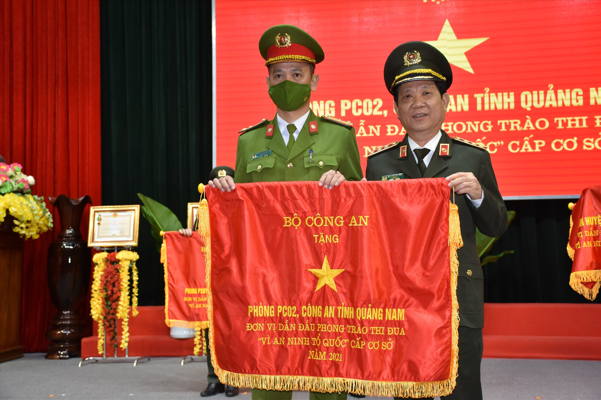 Thượng tướng Nguyễn Văn Sơn - Thứ trưởng Bộ Công an trao Cờ thi đua của Bộ Công an tặng Phòng Cảnh sát hình sự Công an Quảng Nam. Ảnh: X.M