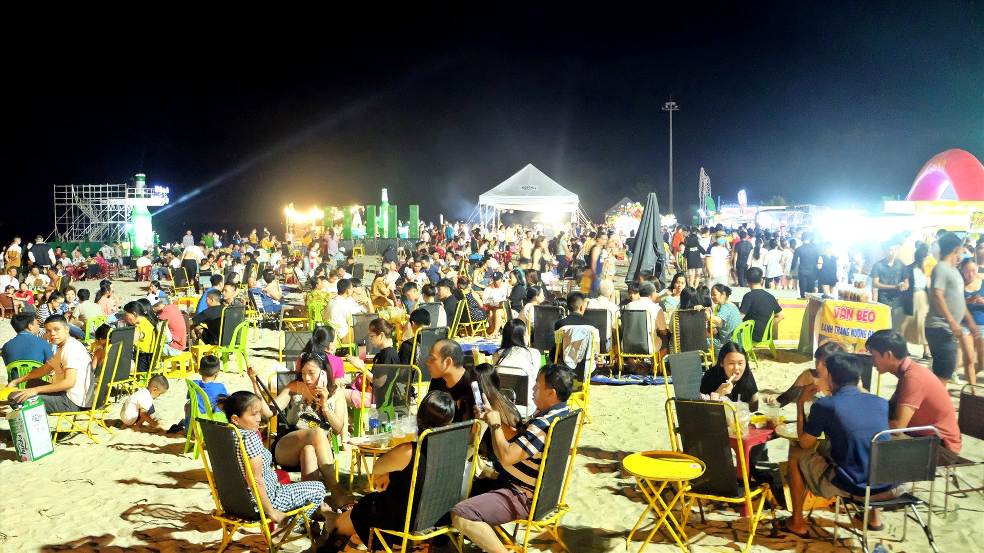 Đêm 17.7, biển Tam Thanh đông đúc du khách đến vui chơi, đón đợi Đại nhạc hội Huda. Ảnh: Đ.L