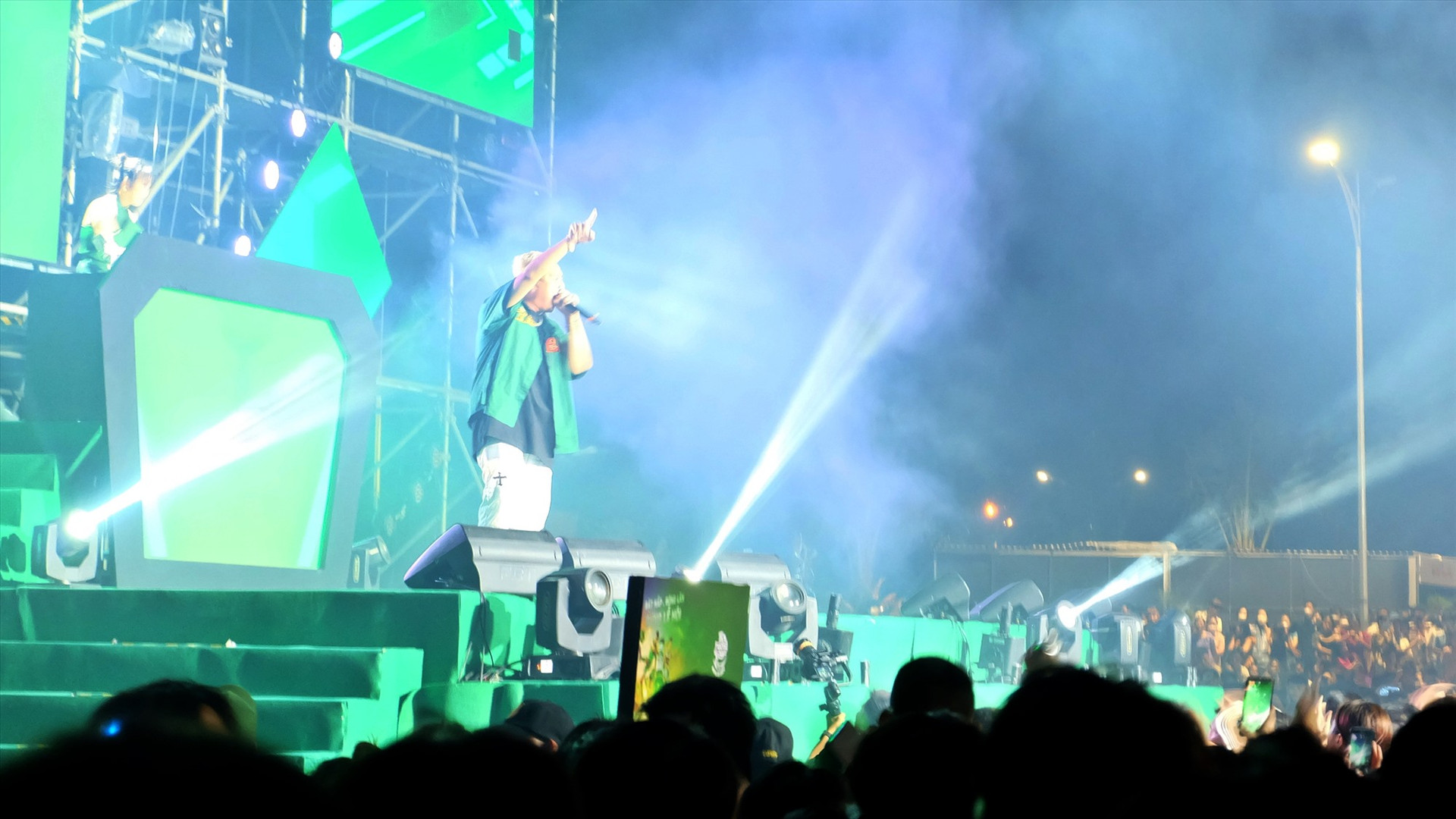 Đêm nhạc hội đầy sôi động với sự tham gia của nhiều ngôi sao giải trí như Isaac, Khắc Việt, S.T Sơn Thạch, Hoàng Rapper, DJ Trang Moon… Ảnh: Đ.L