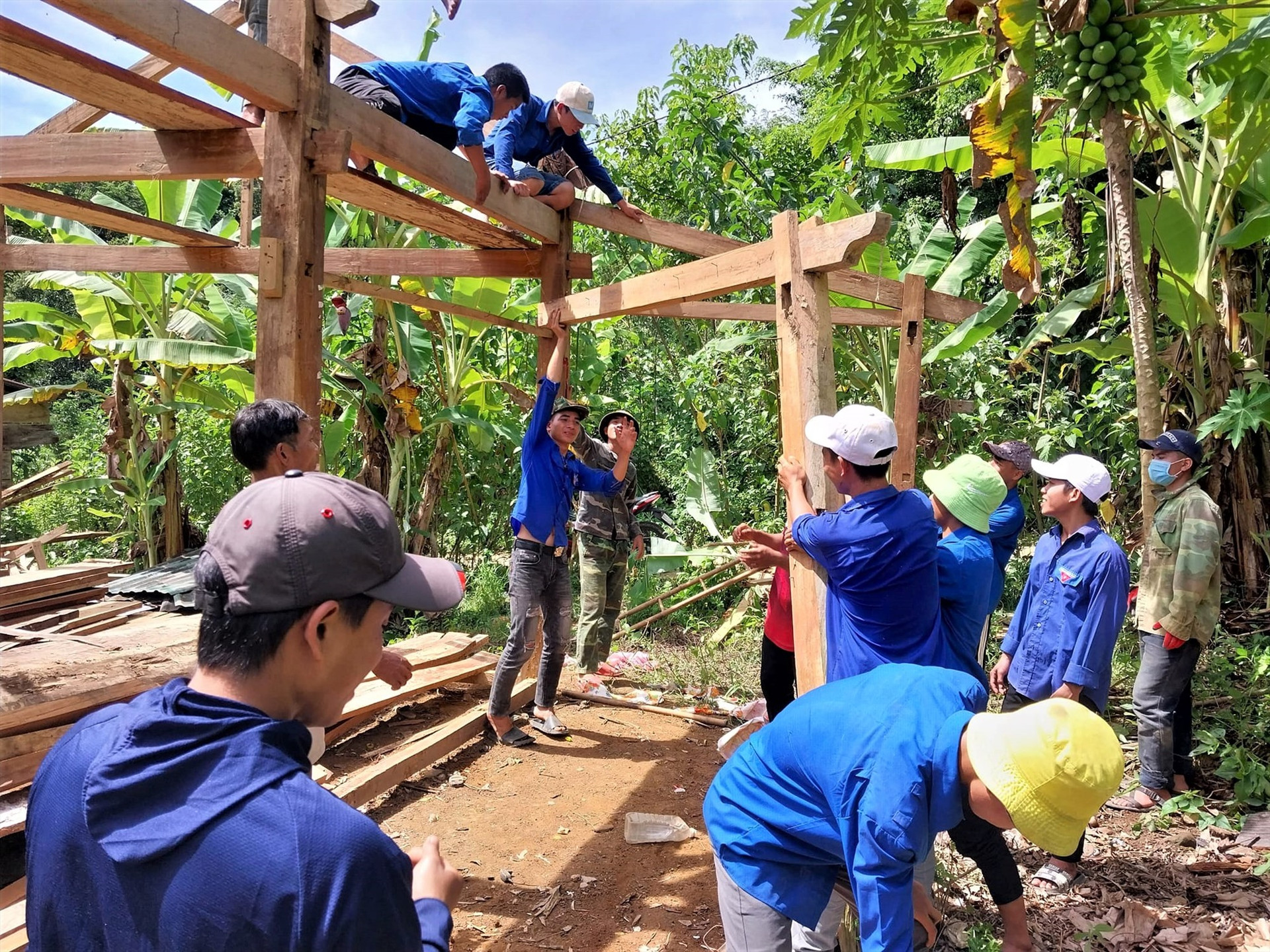 Đoàn viên thanh niên Nam Giang giúp sức hỗ trợ dựng nhà ở cho hộ khó khăn. Ảnh: P.V