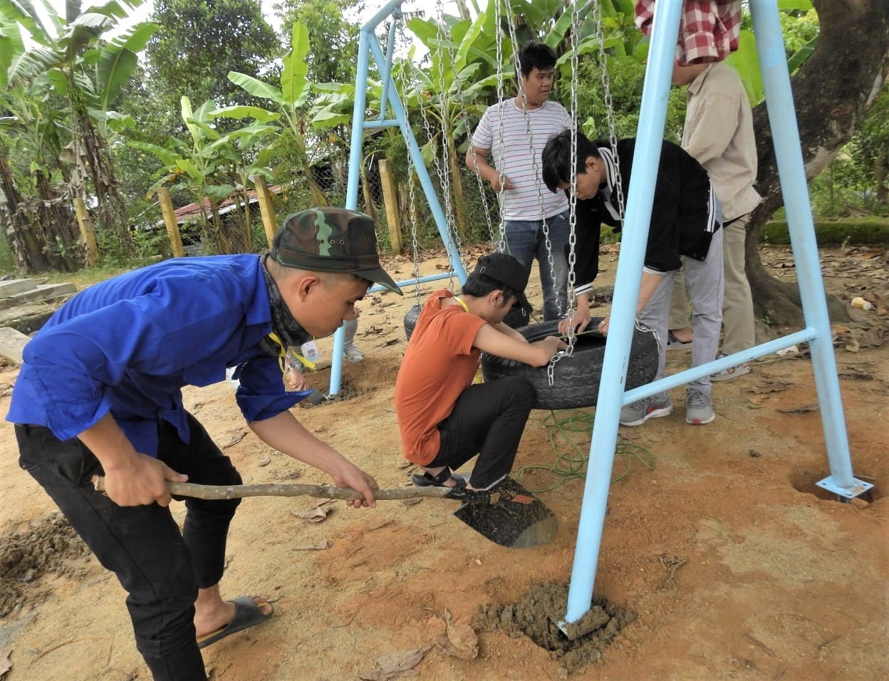 Hỗ trợ công trình khu vui chơi cho thiếu nhi tại xã Chà Vàl. Ảnh: P.V