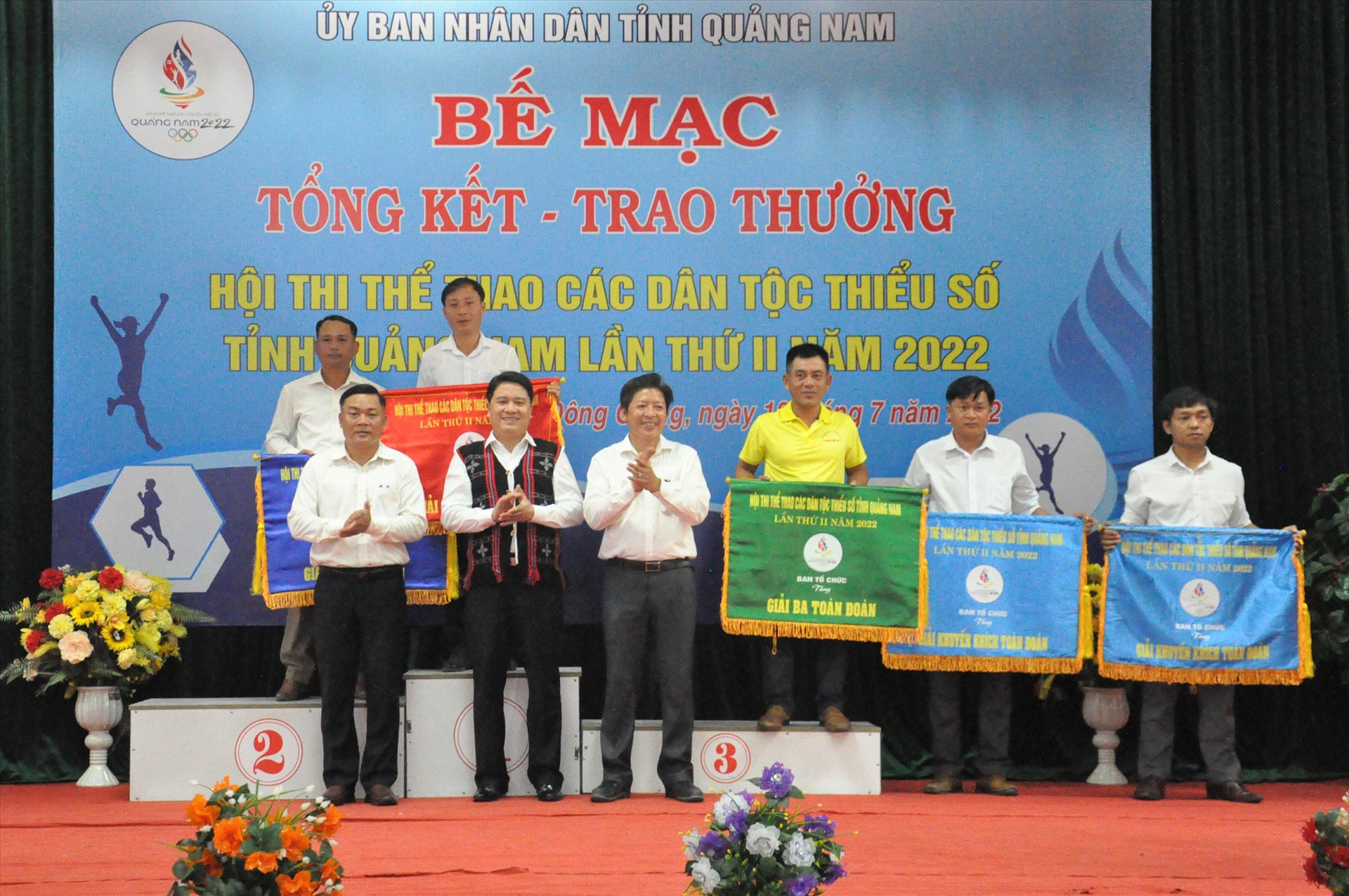 Phó Chu tịch UBND tỉnh Trần Văn Tân trao cờ toàn đoàn cho các địa phương. Ảnh: T.V