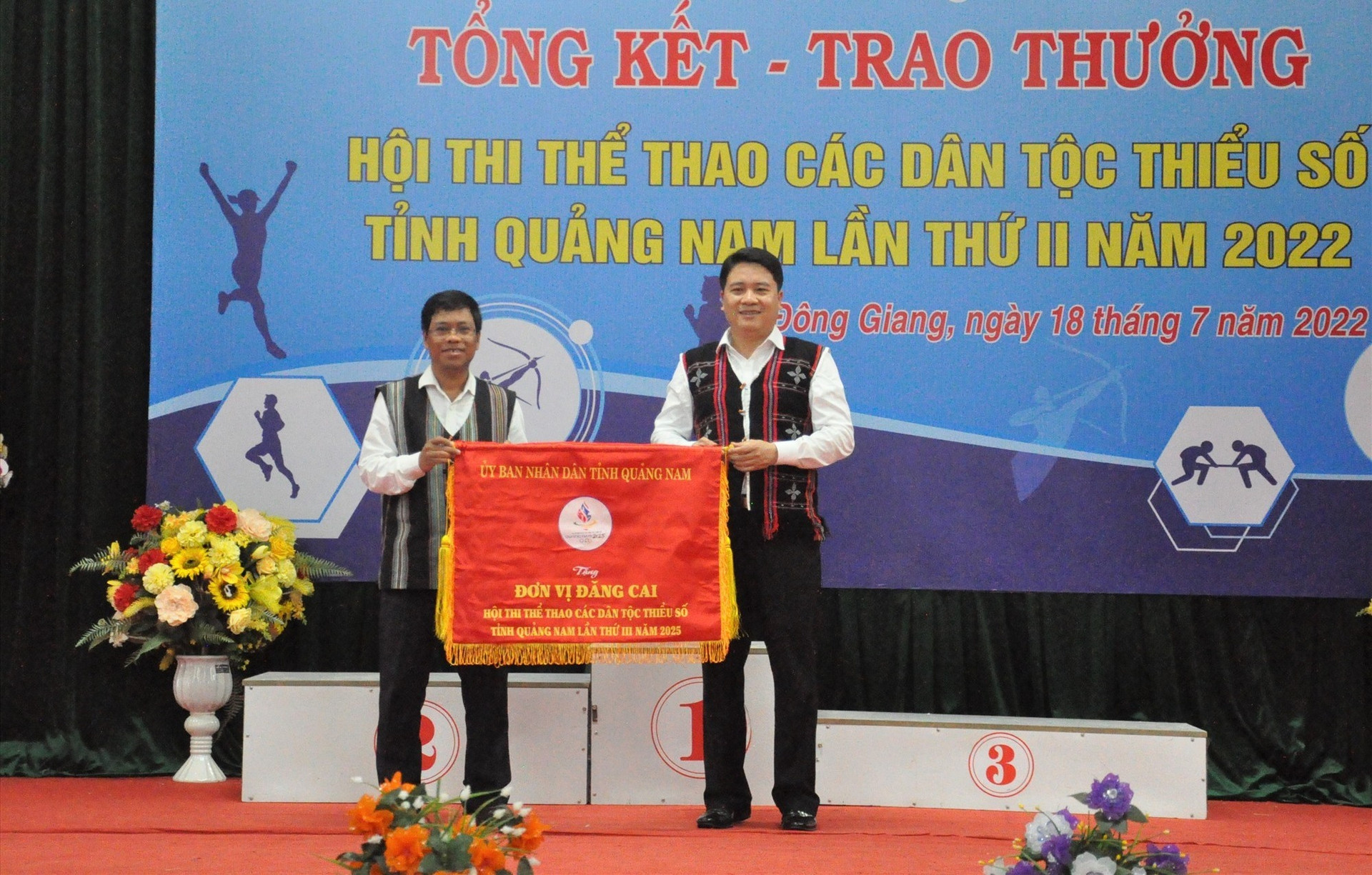 Lãnh đạo UBND huyện Tây Giang nhận cờ đăng cai Hội thi Thể thao các dân tộc thiểu số tỉnh Quảng Nam lần thứ III. Ảnh: T.V