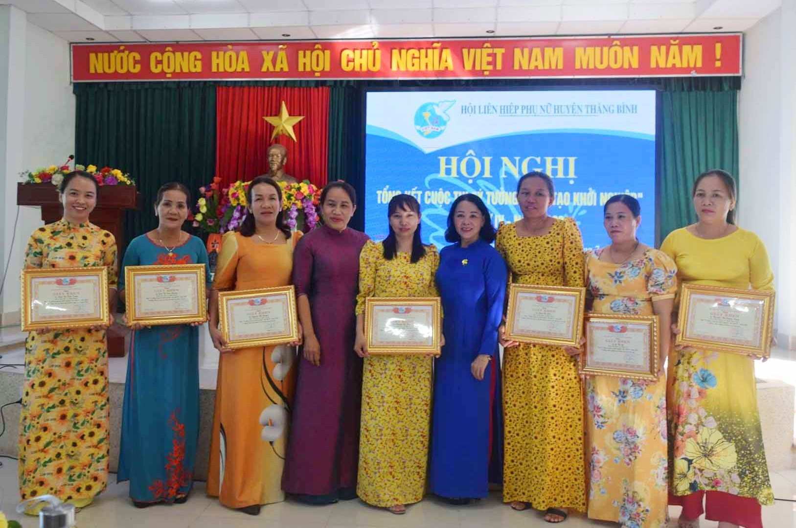 Hội LHPN tỉnh Quảng Nam và Hội LHPN huyện Thăng Bình trao giấy khen cho các ý tưởng