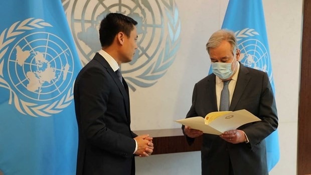 Ambassador Dang Hoang Giang (L) hands over a letter from Prime Minister Pham Minh Chinh to UN Secretary-General Antonio Guterres (Photo: VNA)