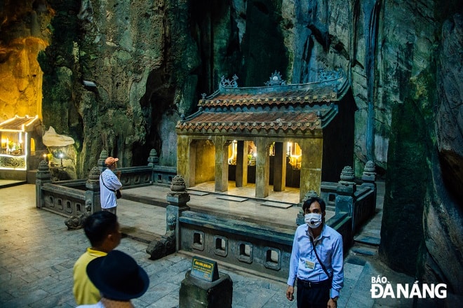 Ngoài tượng phật cổ kính ra thì nằm phía bên phải lối vào động sẽ có những đền thờ bà Lồi Phi (Chúa Thượng Ngàn) được du khách đến cầu nguyện về sức khỏe và sự bình an.