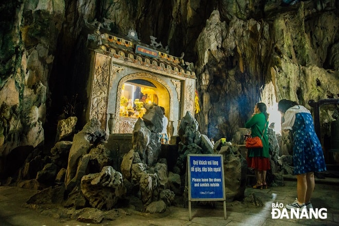 Bên trái động có đền thờ bà Ngọc Phi (bà Chúa Tiên), là nơi du khách đến cầu tài, cầu lộc được gắn biển thông báo khách tham quan