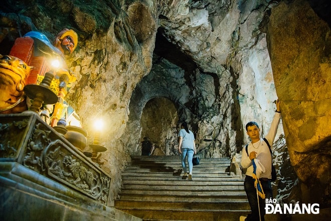 Ngay hai bên lối vào động sẽ có tượng của 4 vị Thiện và Ác như nhắc nhở con người phải luôn thánh thiện, từ bi hướng đến cõi sắc không của Phật.