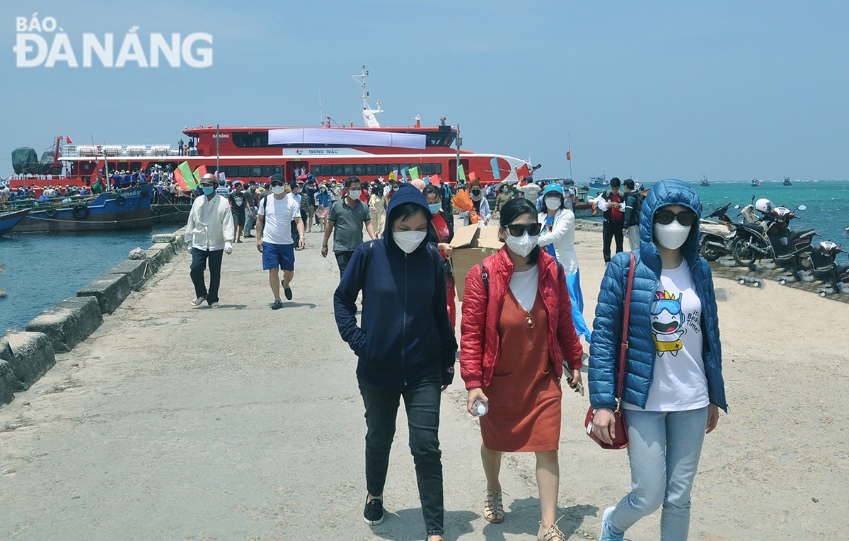 Hành khahcs tham quan huyện đảo Lý Sơn (tỉnh Quảng Ngãi) bằng tàu du lịch Trưng Trắc của Công ty CP Tàu Phú Quốc. Ảnh: THÀNH LÂN