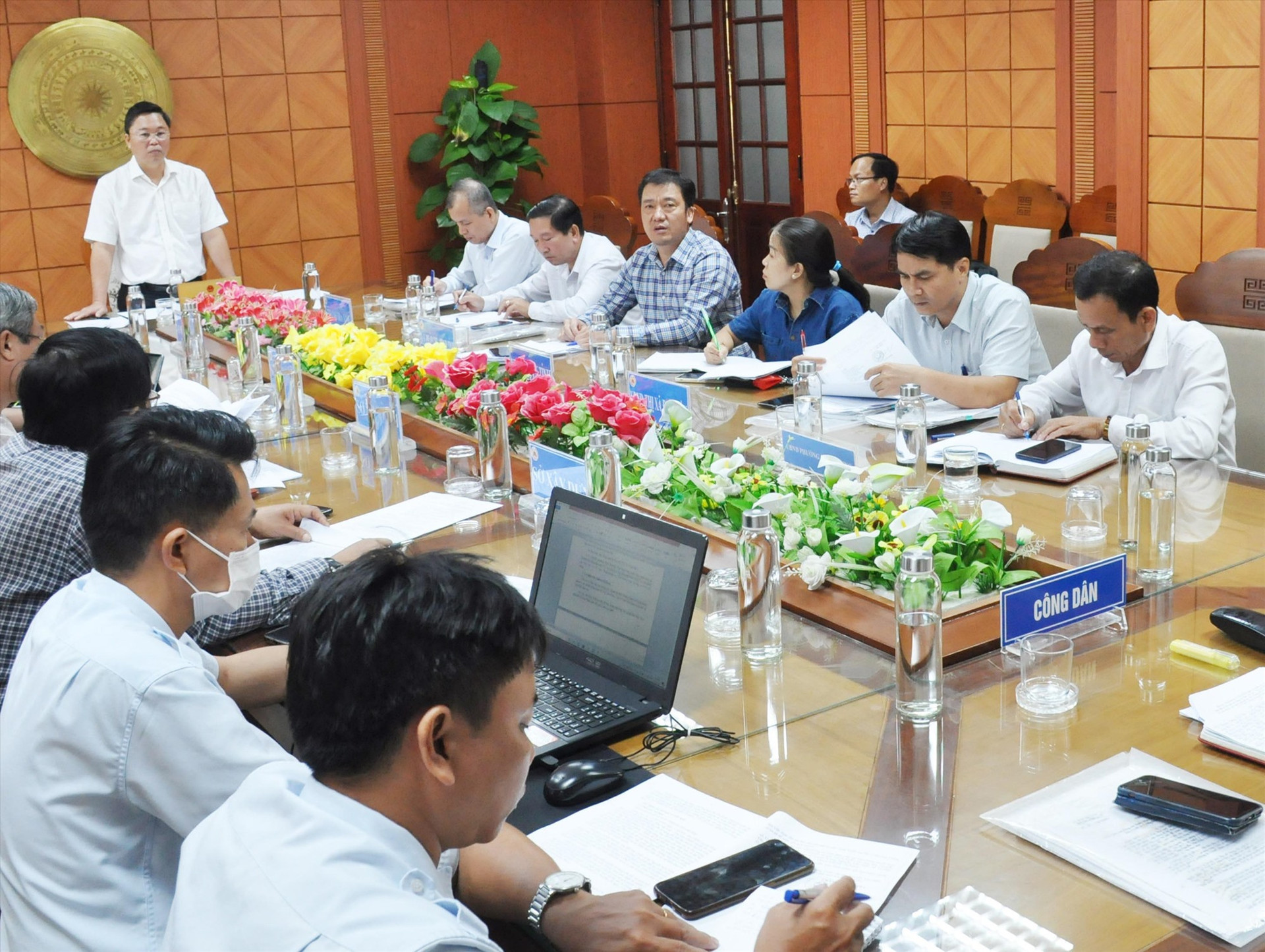 Chủ tịch UBND tỉnh Lê Trí Thanh chủ trì buổi đối thoại xử lý đơn khiếu nại liên quan đến việc giao đất ở Điện Bàn trước khi ban hành quyết định giải quyết khiếu nại lần 2. Ảnh: N.Đ