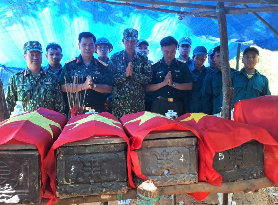 Thành viên đội tìm kiếm hài cốt liệt sĩ huyện Tây Giang thắp hương trước các hài cốt liệt sĩ được tìm thấy vào tháng 6.2022. Ảnh: B.X