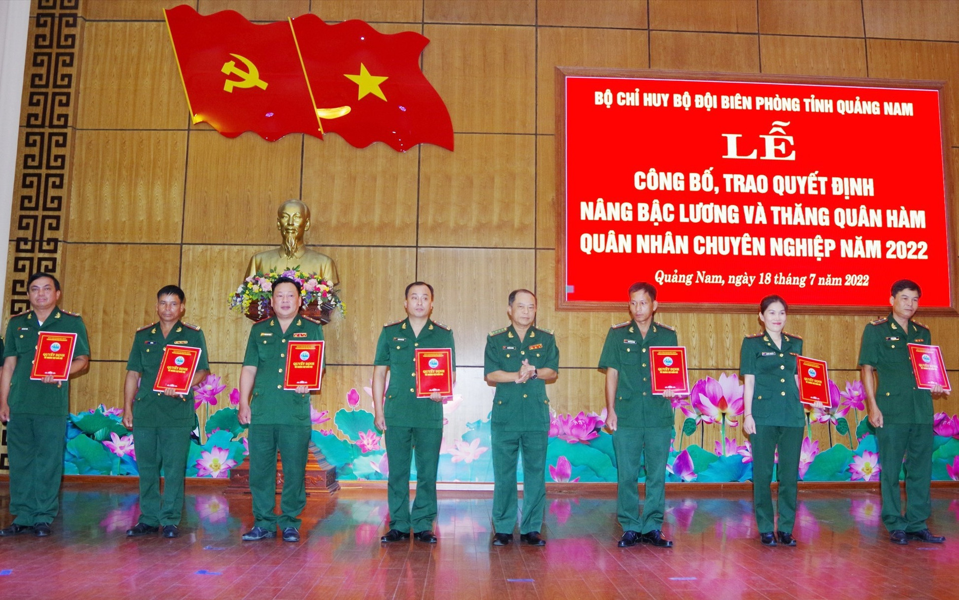 Đại tá Nguyễn Bá Thông – Chỉ huy trưởng BĐBP tỉnh trao quyết định thăng quân hàm cho các đồng chí QNCN. Ảnh: HỒNG ANH