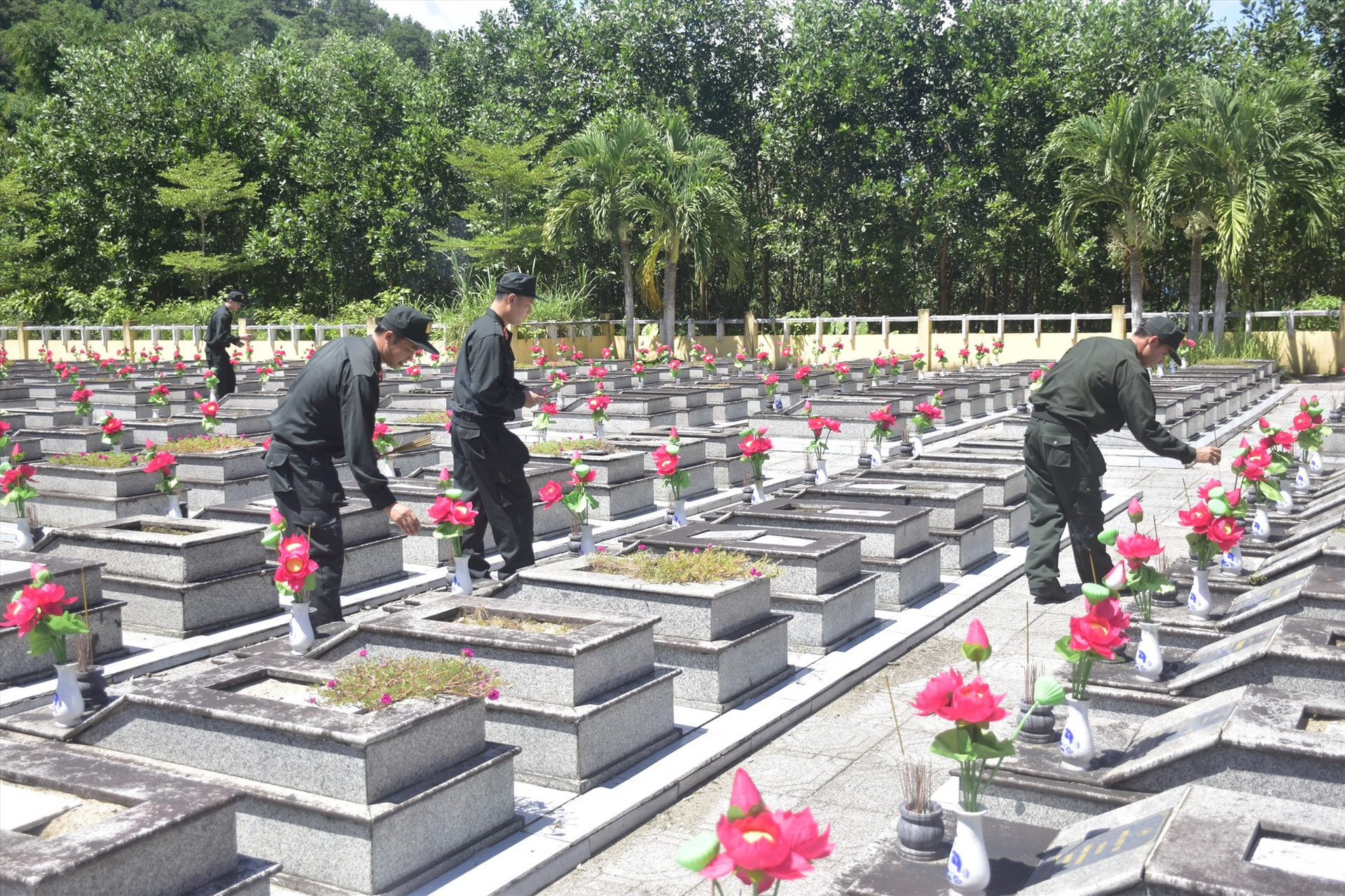 Cán bộ chiến sĩ viếng hương tại Nghĩa trang liệt sĩ. Ảnh: Q.H