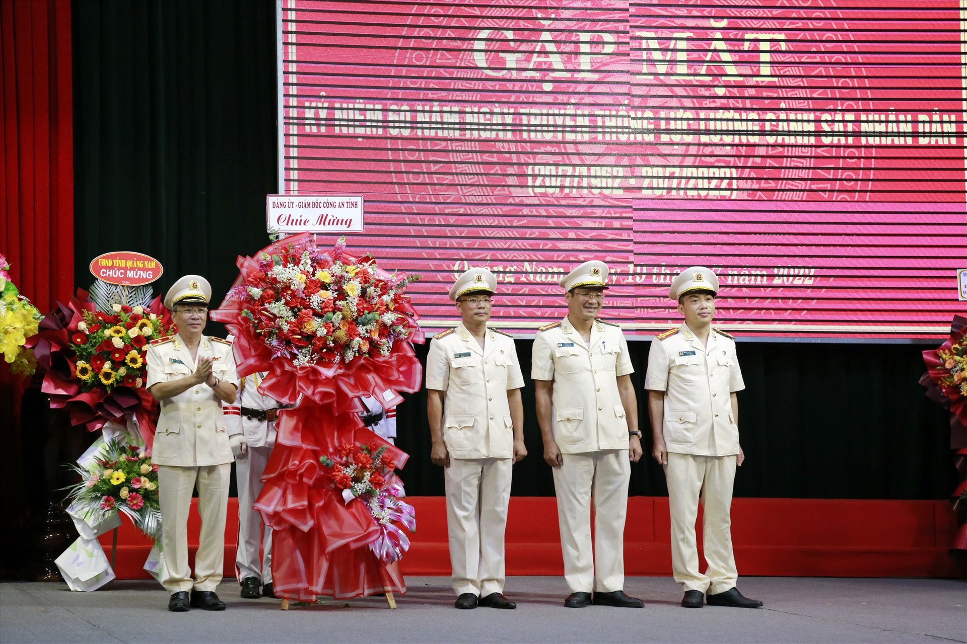 Thiếu tướng Nguyễn Đức Dũng - Giám đốc Công an tỉnh tặng hoa cho đại diện lực lượng Cảnh sát nhân dân Công an tỉnh. Ảnh: T.C