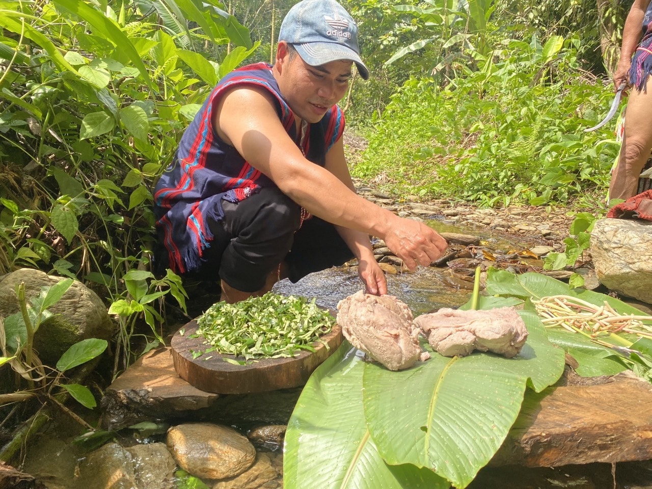 Trải nghiệm ẩm thực của đồng bào vùng cao. Ảnh: TQC