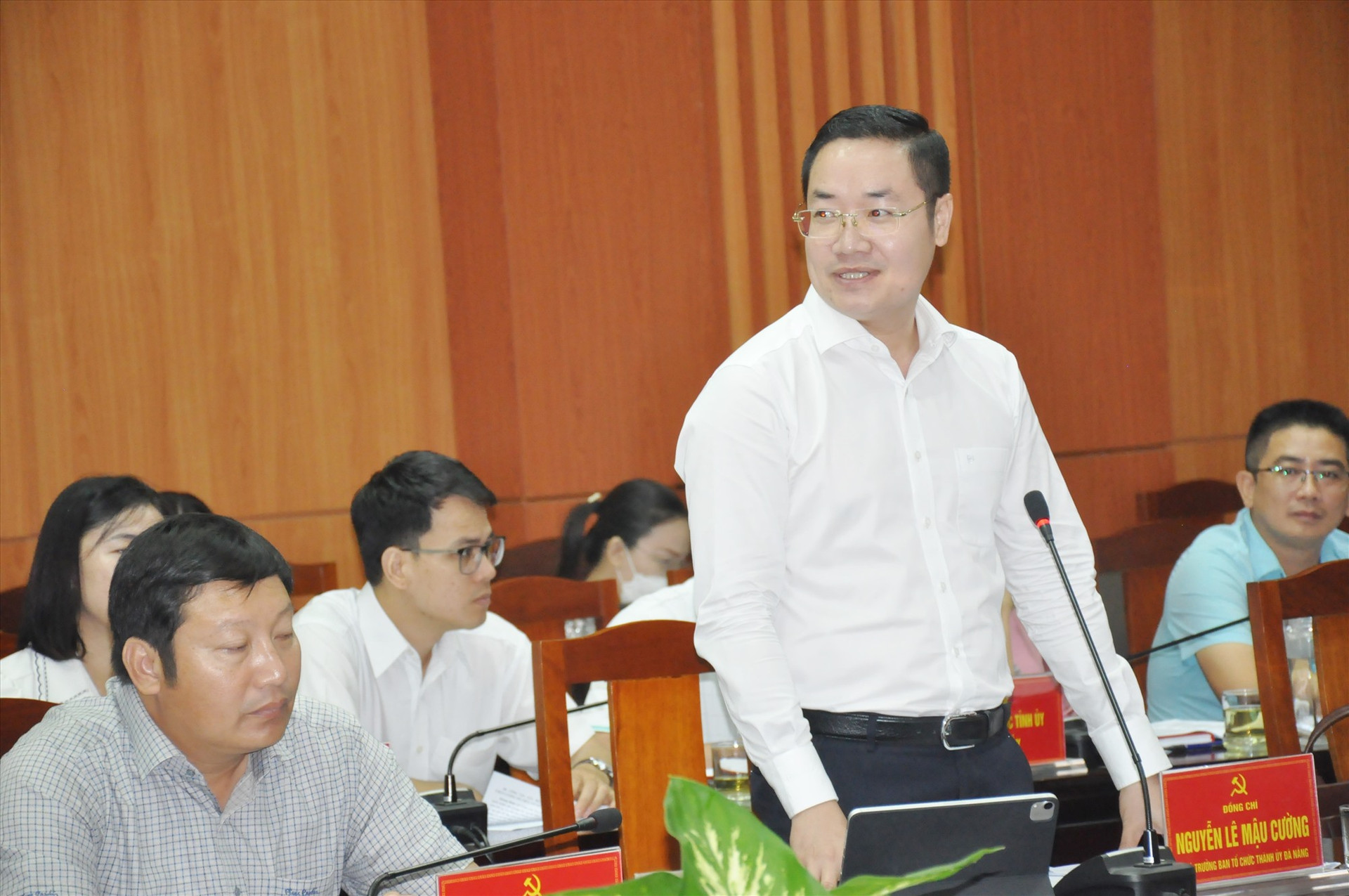 Đại diện lãnh đạo Ban Tổ chức Thành ủy Đà Nẵng phát biểu thảo luận tại hội nghị. Ảnh: N.Đ
