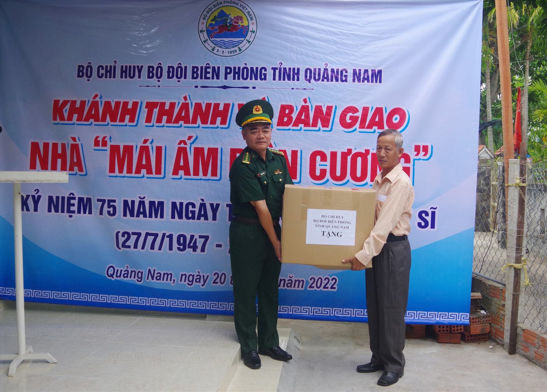 Đại tá Nguyễn Bá Hưng - Phó Chính ủy BĐBP tỉnh tặng quà gia đình ông Đinh Cư. Ảnh: HỒNG ANH
