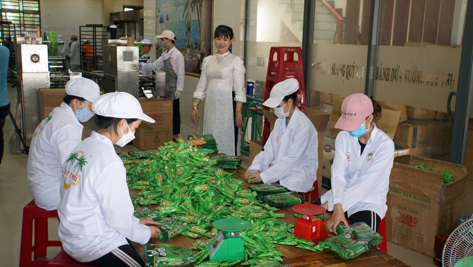 Cơ sở sản xuất bánh dừa nướng Quý Thu mở rộng sản xuất nhờ chuyển đổi số. Ảnh: HUYNH HÀ