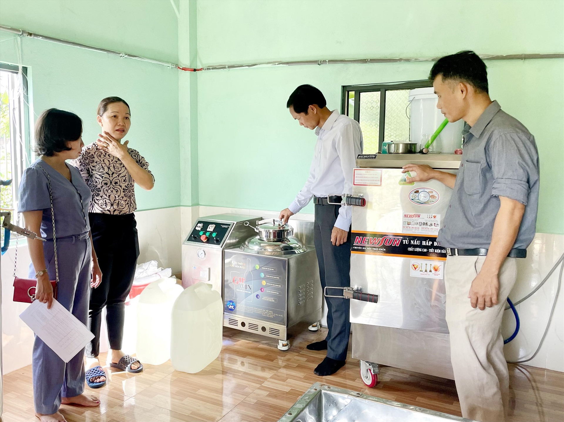 Nghiệm thu máy móc tại Hợp tác xã Dịch vụ nông nghiệp xanh Nông Sơn (thôn Trung Phước 2, xã Quế Trung, Nông Sơn). Ảnh: TÂM THÔNG