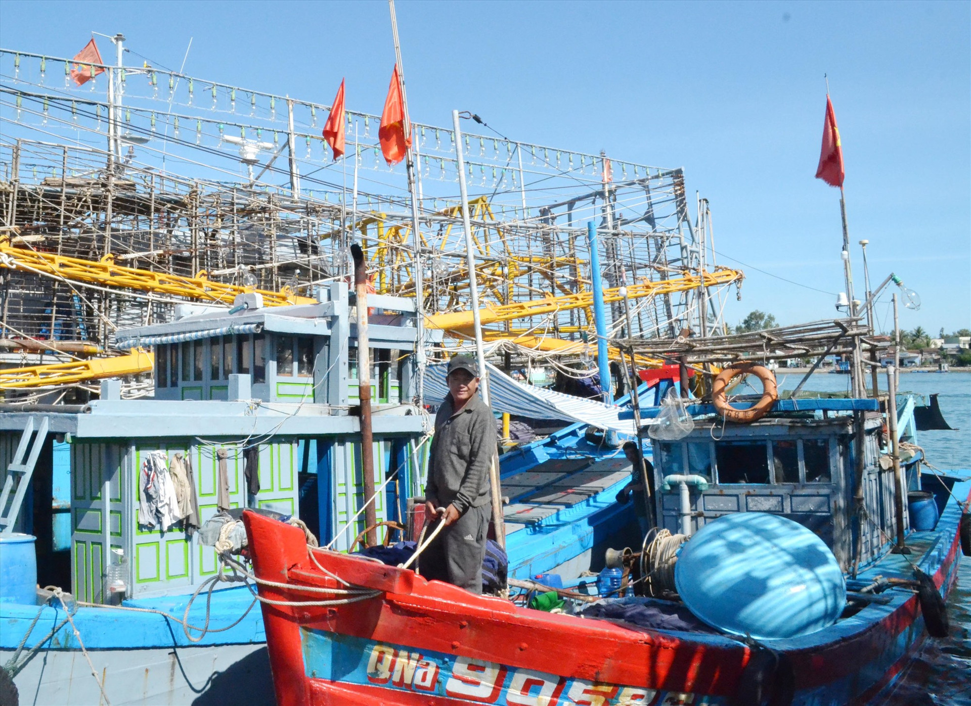 Ngư dân Nguyễn Quân mong mỏi được nhận hỗ trợ nhiên liệu để xoay xở bám biển. Ảnh: NGUYỄN QUANG