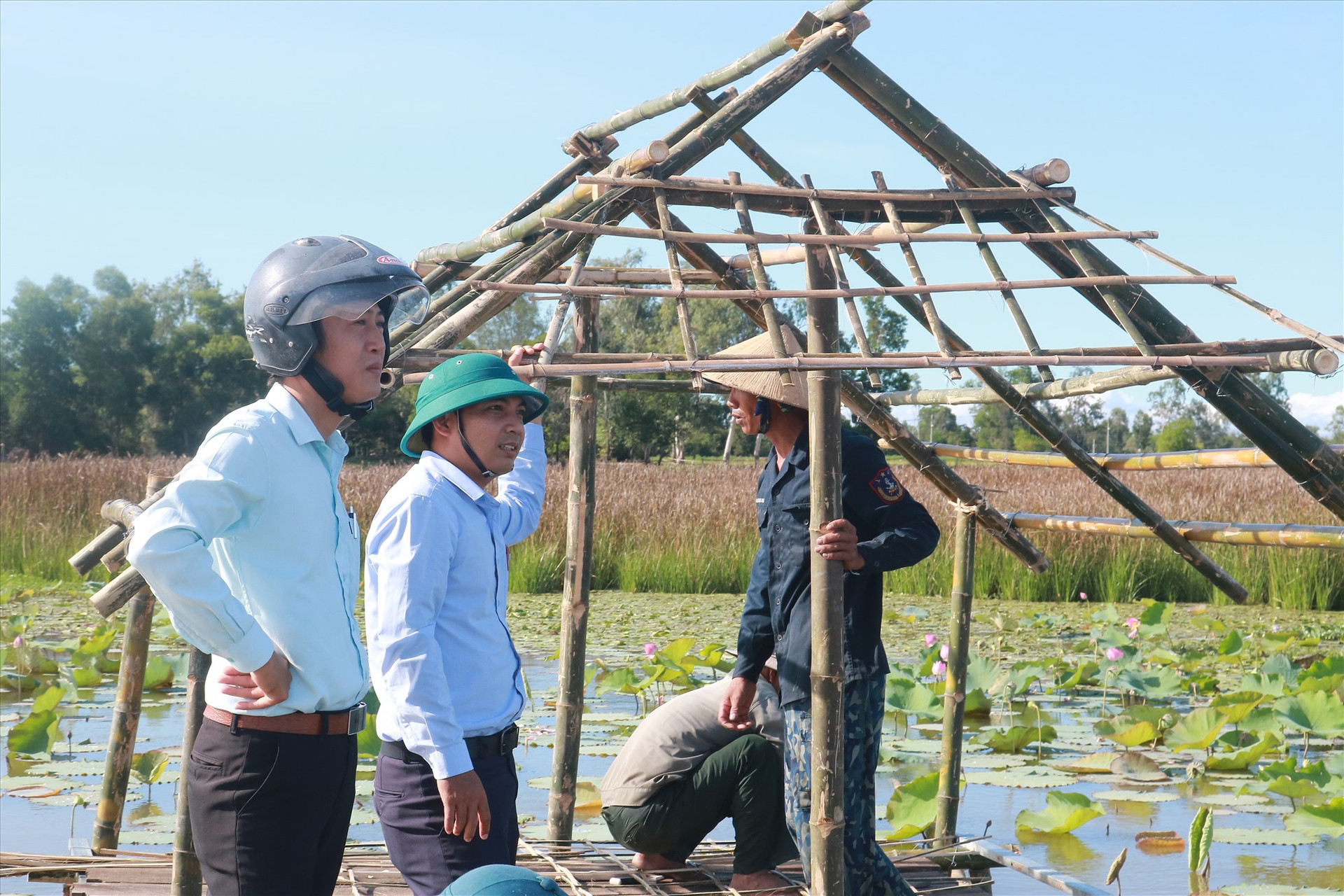 Chính quyền xã Tam Thăng thường xuyên đến tận nơi để thăm hỏi và động viên người dân phát triển khu du lịch sinh thái. Ảnh: TN
