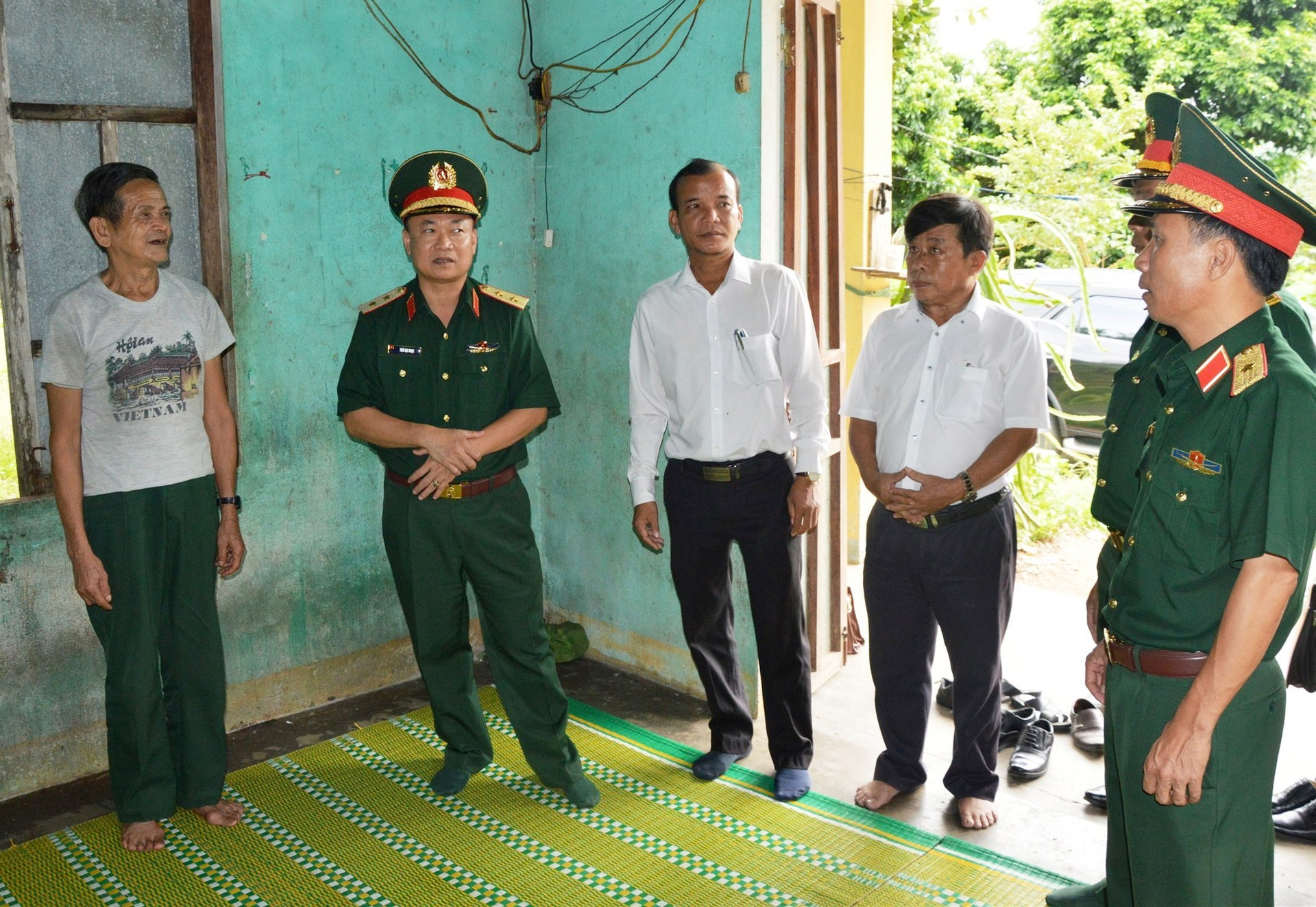Trung tướng Thái Đại Ngọc, Tư lênh Quân khu 5 thăm đối tượng chính sách trên địa bàn huyện Nam Giang.