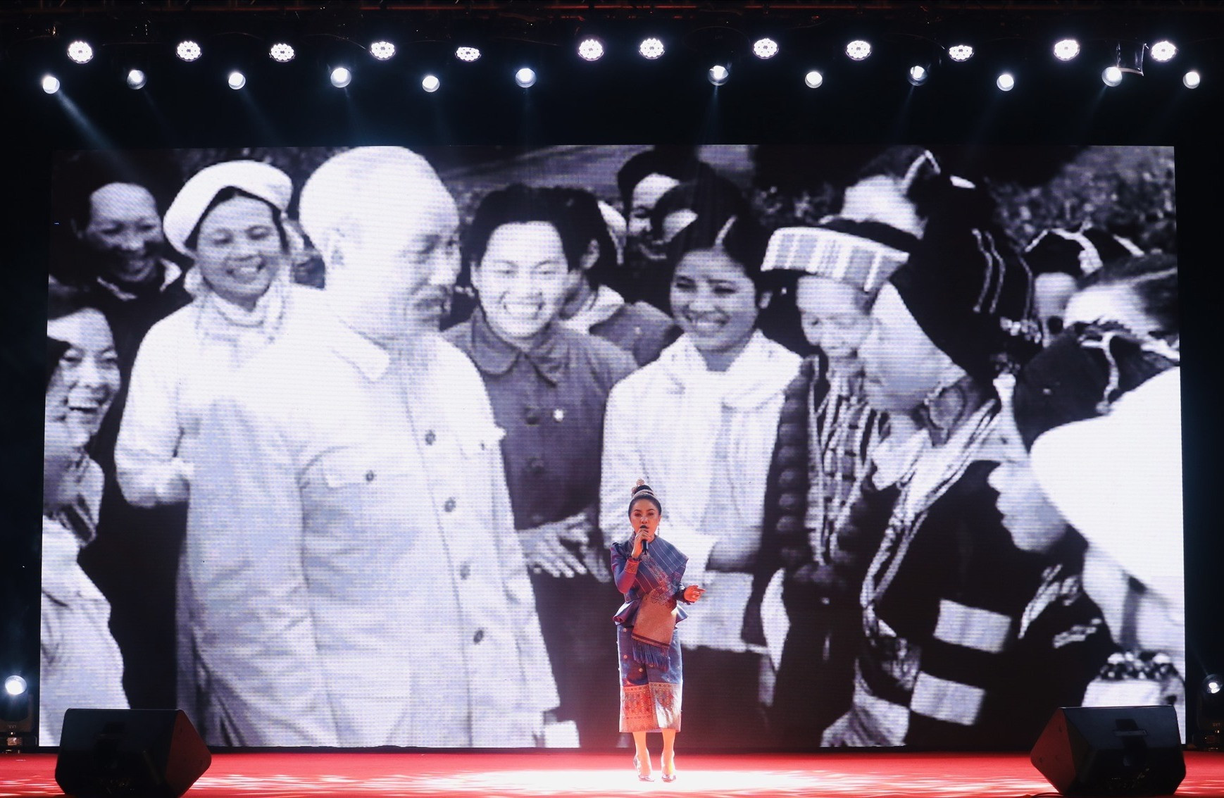 Một tiết mục hát về Chủ tịch Hồ Chí Minh trong chương trình nghệ thuật. Ảnh: Q.T