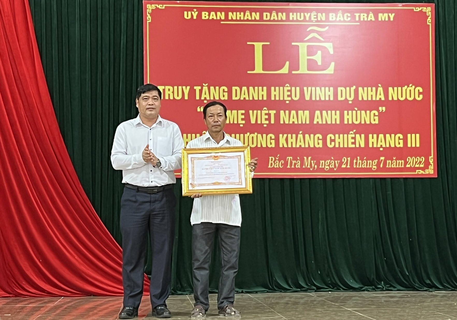 Trưởng ban Nội chính Tỉnh ủy Nguyễn Mạnh Hà và lãnh đạo huyện Bắc Trà My đã trao tặng danh hiệu Bà mẹ Việt Nam anh hùng cho thân nhân bà Mai Thị Xữ