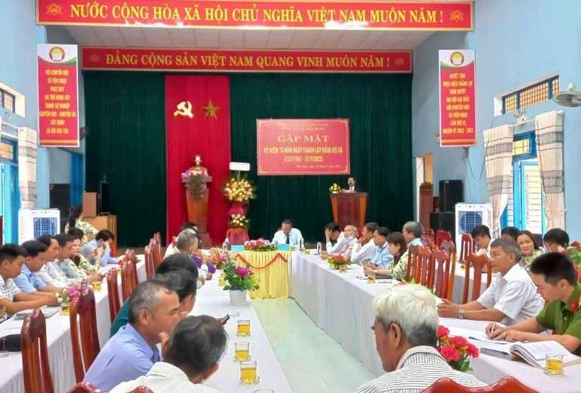 Quang cảnh buổi gặp mặt kỷ niệm 75 năm thành lập Đảng bộ xã Tiên Ngọc. Ảnh: N.HƯNG