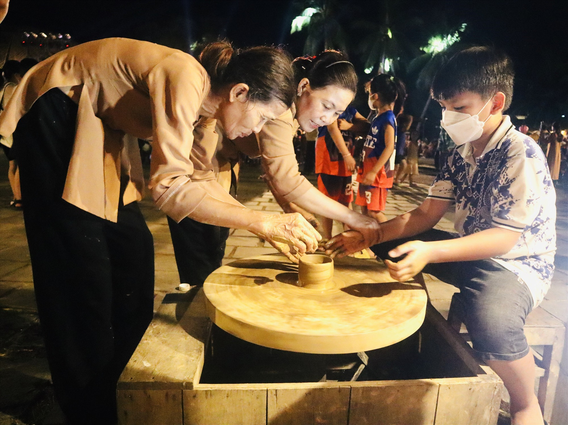 Children at the Hoi An craftsmanship programme