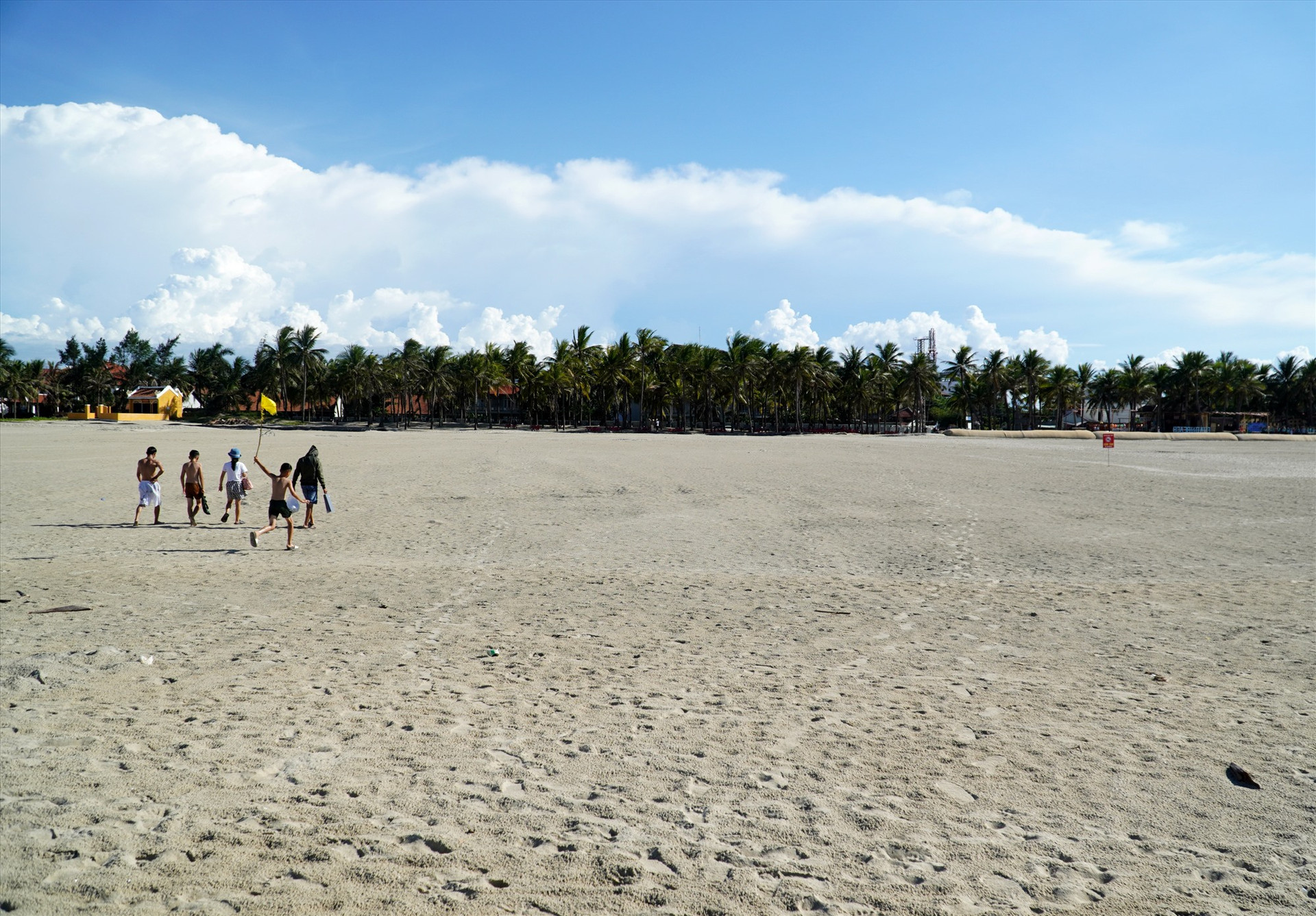Một bãi cát san lấp trải dài đang trả lại vẽ đẹp vốn có của bãi tắm Cửa Đại. Ảnh: H.Q