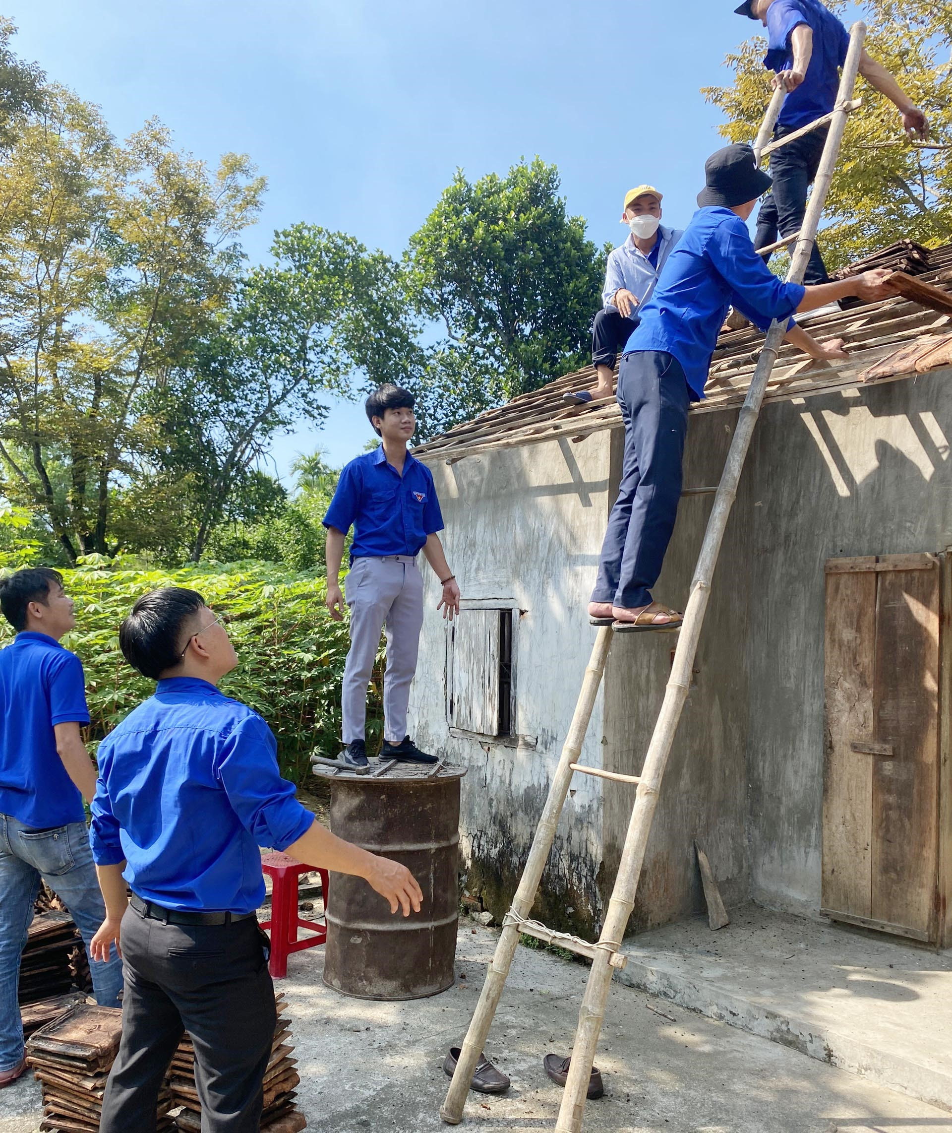 Thanh niên Tiên Phước sửa chữa nhà ở cho mẹ liệt sĩ tại thôn Địch Yên, xã Tiên Phong. Ảnh: D.L