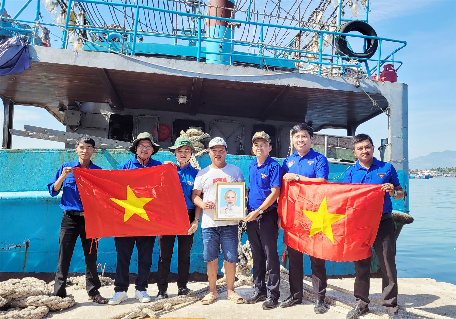 Tuổi trẻ Đoàn Khối trao tặng cờ Tổ quốc, ảnh Bác Hồ động viên ngư dân bám biển. Ảnh: M.L