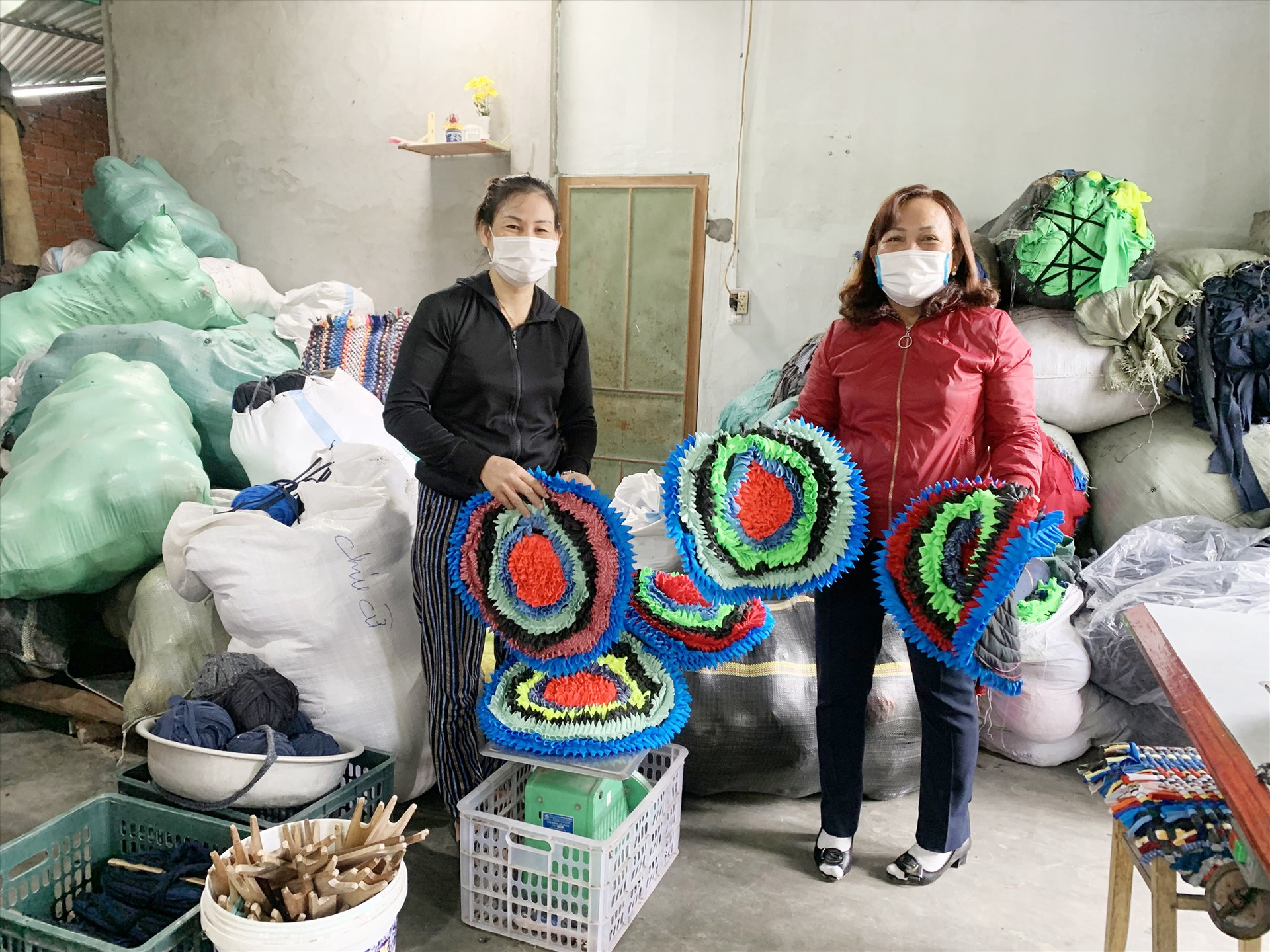 Nhiều hội viên phụ nữ ở Duy Xuyên vay vốn phát triển mô hình sản xuất thảm chùi chân. Ảnh: T.L
