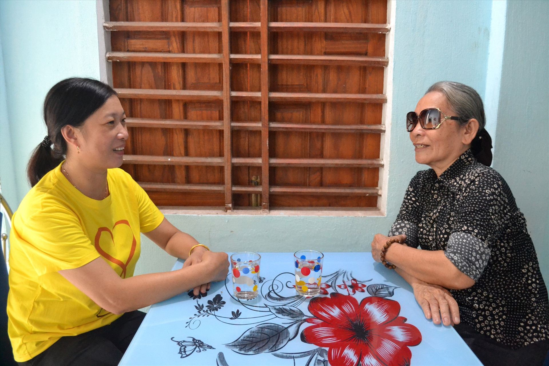 Bà Phạm Thị Hưng trao đổi với chị Phan Thị Mỹ Nương về cách sử dụng tín dụng chính sách hiệu quả. Ảnh: VIỆT NGUYỄN