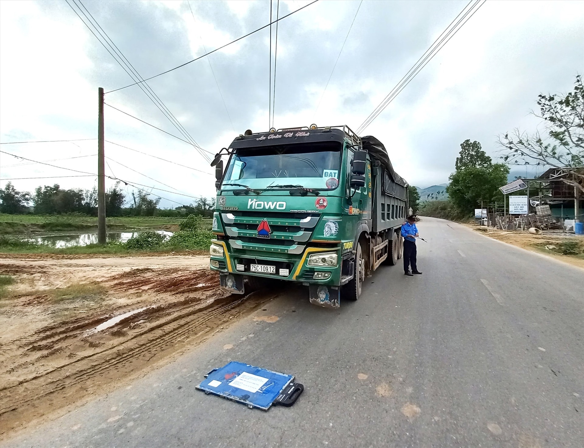 Việc đầu tư cân xách tay để kiểm soát tải trọng xe cần được quan tâm. Ảnh: K.K