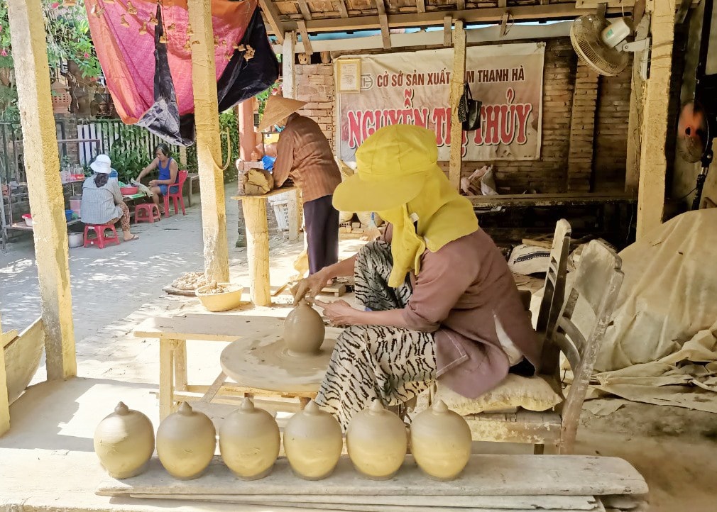 Nghệ nhân làng gốm đang tất bật tạo ra nhiều sản phẩm cung cấp thị trường. Ảnh: N.Q