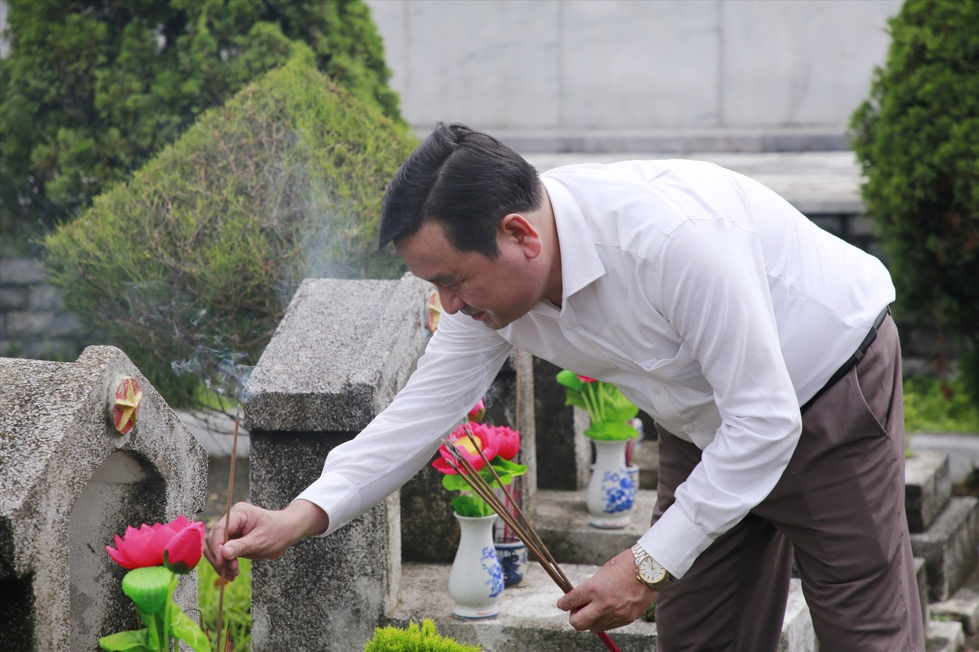 Phó Chủ tịch HĐND tỉnh Nguyễn Công Thanh thắp hương tại các phần mộ liệt sĩ. Ảnh: T.C