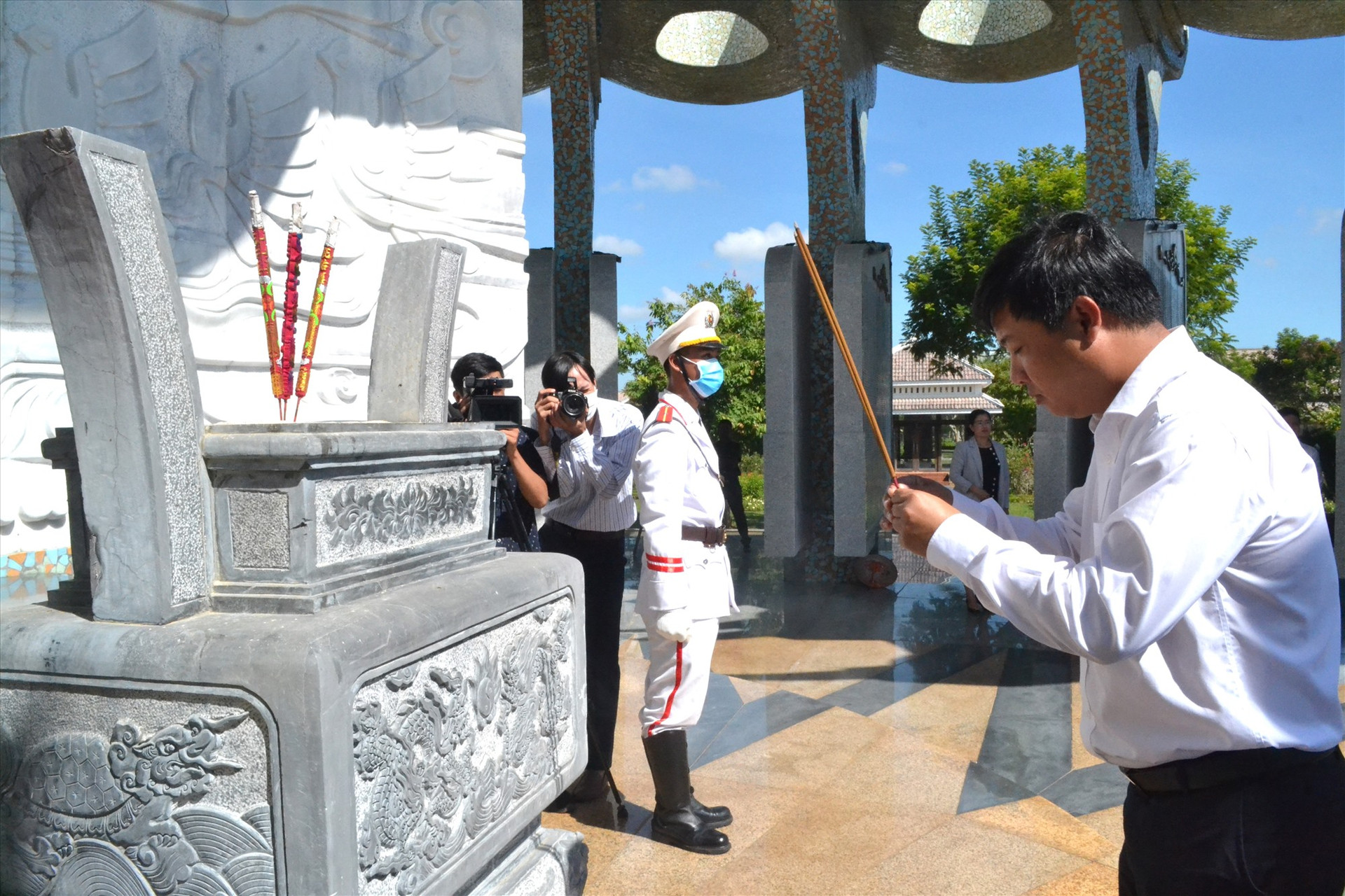 Đồng chí Lương Nguyễn Minh Triết viếng hương tại Nghĩa trang Liệt sỹ tỉnh. Ảnh: Q,VIỆT
